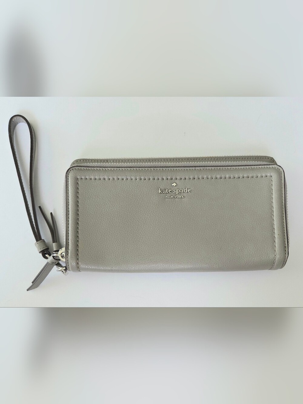KATE SPADE GRAY LEATHER DOUBLE ZIP-AROUND WALLET WRISTLET, DETACHABLE STRAP